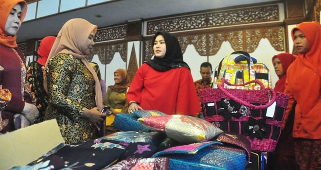 KERAJINAN: Ketua Dekranasda Provinsi Jambi Hj Sherrin Tharia Zola ketika melihat hasil kerajinan dari Kabupaten/kota saat pertemuan Dekranasda se Provinsi Jambi.
