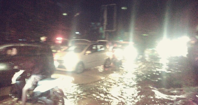 Banjir didepan Kampus IAIN Mendalo, Muaro Jambi.