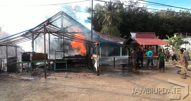 Gudang penyimpanan Bahan Bakar Minyak (BBM) di jalan Dewi Sartika Poros, Kelurahan Wirotho Agung, Kecamatan Rimbo Bujang, Selasa (1/10) sekitar pukul 15.40 WIB ludes terbakar.