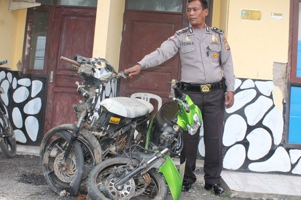 Petugas Polsek Anjatan menunjukkan dua sepeda motor yang terlibat adu bagong hingga menyebabkan dua pemuda meregang nyawa.