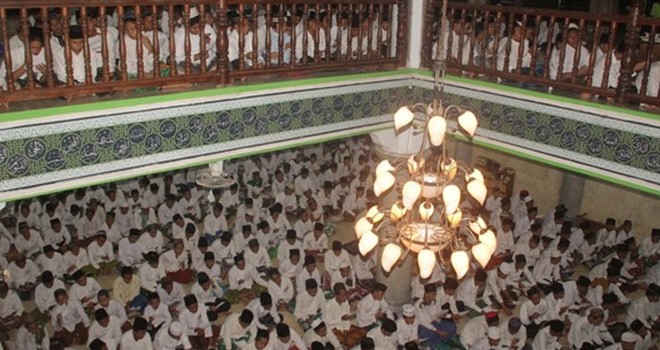 Suasana khusuk pembacaan selawat oleh santri Putra Ponpes Darussalam Blokagung untuk memberi dukungan kepada Dahlan Iskan, di masjid Ponpes setempat tadi malam. SHULHAN HADI/Jawa Pos Radar Banyuwangi.<i> Foto: SHULHAN HADI/Jawa Pos Radar Banyuwangi</i>