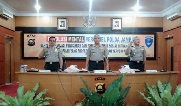 Kapolda Jambi, Brigjen Pol Yazid Fanani, saat membuka lansung program revolusi mental yang diikuti para personelnya, Selasa (2/11) di Gedung Siginjai.