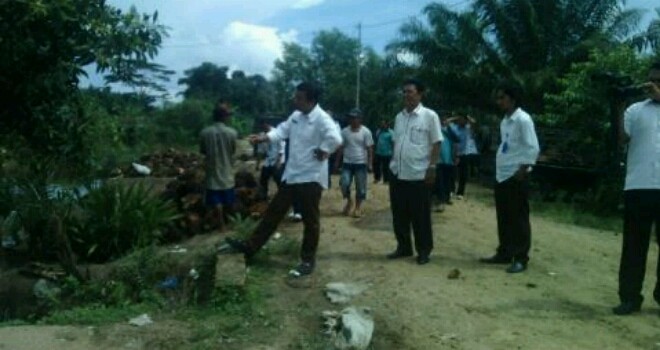 Bupati saat meninjau kerusakan jalan Blok C Sabak Timur.
