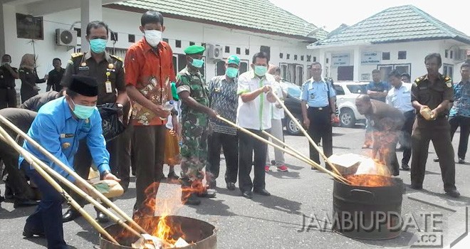 Kejaksaan Negeri Merangin, bersama Polres Merangin, Kamis (3/10) pagi melakukan pemusnahan barang bukti narkotika.