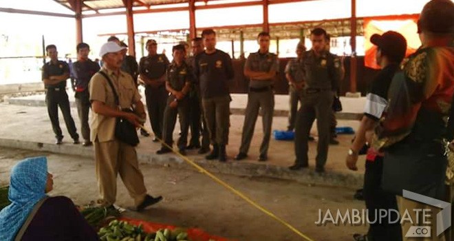 Satpol pp saat sidak dipasar hiang.