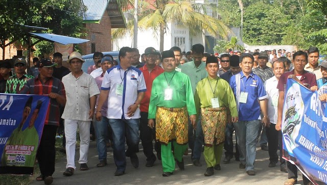 Syamsurizal bersama masa pendukung mengantar Hamdi-Harmain ke KPU Tebo