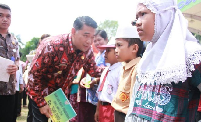 Walikota Jambi, SY Fasha saat memberikan bantuan biaya pendidikan dan Beasiswa Baznas kepada siswa.