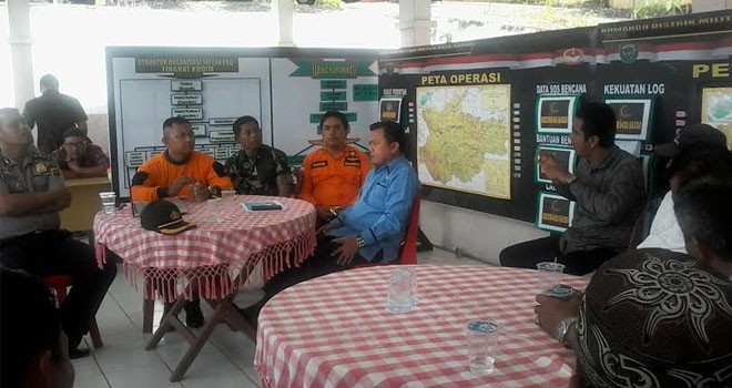 Bupati Merangin, Al Haris beserta tim evakuasi saat menggelar rapat di posko penanggulangan bencana.