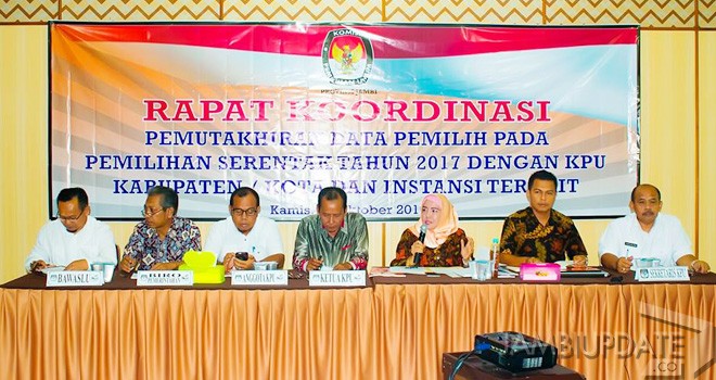 Komisioner KPU Provinsi Jambi dan Pimpinan Bawaslu saat mengelar rapat koordinasi pemuktahiran data pemilih pada pemilihan serentak tahun 2017 bersama KPUD 11 Kabupaten/Kota. 