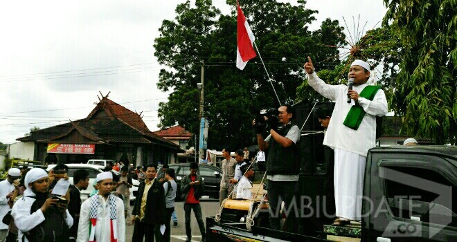 Ustad Kondang Jambi ini Ikut Berorasi di Tugu Juang Saat Demo Bela Islam.