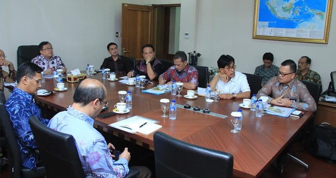 Gubernur Jambi, Zumi Zola saat melakukan pertemuan dengan Menter PNN/Kepala Bapennas, Prof.Dr.Bambang P.S Brodjonegoro di Kantornya yang beralamat di Jalan Taman Suropati Jakarta Selatan, Jumat (4/11).
