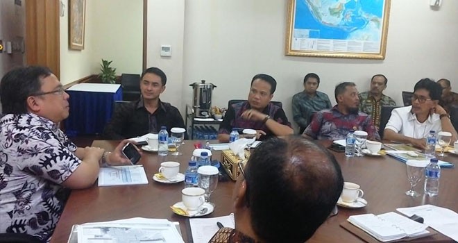 Gubernur Jambi, Zumi Zola saat melakukan pertemuan dengan Menter PNN/Kepala Bapennas, Prof.Dr.Bambang P.S Brodjonegoro di Kantornya yang beralamat di Jalan Taman Suropati Jakarta Selatan, Jumat (4/11).