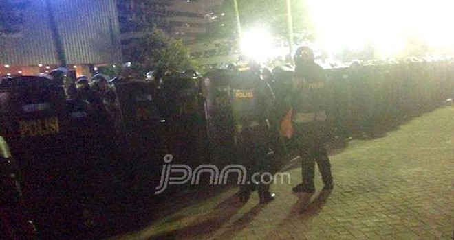 Pasukan Brimob yang mulai bersiaga di Balai Kota DKI, Jumat (4/11) petang. Foto: Adrian Gilang/JPNN.Com