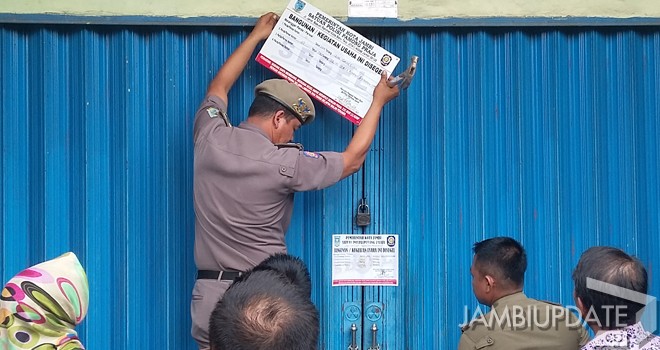 Tim terpadu Kota Jambi melakukan penyegelan terhadap karaoke Novi di Jalan M Yamin Kelurahan Lebak bandung. Foto : Havis / Jambi Ekspres