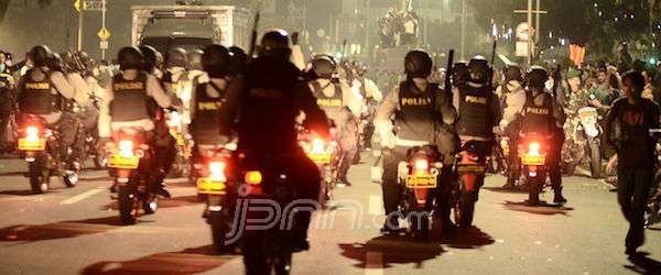 Aparat kepolisian saat berancang-ancang membubarkan masa Aksi Bela Islam II yang masih bertahan di depan Istana Negara, Jumat (4/11). Foto: M Fathra Nazrul/JPNN.Com