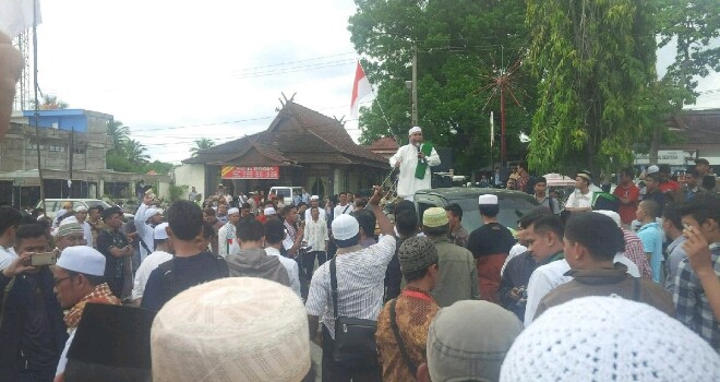 Ustad Kondang Jambi ini Ikut Berorasi di Tugu Juang Saat Demo Bela Islam.