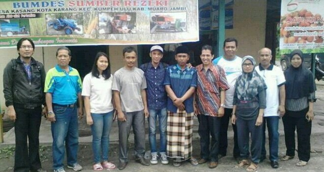 Tenaga Ahli Pemberdayaan Ekonomi Kabupaten Muarojambi, Muammar dan Tenaga Ahli Pelayanan Sosial Dasar Muarojambi, Heru pergi melakukan survey BUMDesa terdekat.