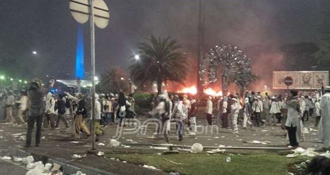 Satu unit kendaraan roda empat â€Ždibakar di depan Istana, Jakarta Pusat, Jumat (4/11) malam. Foto: Fathan Sinaga/JPNN.com
