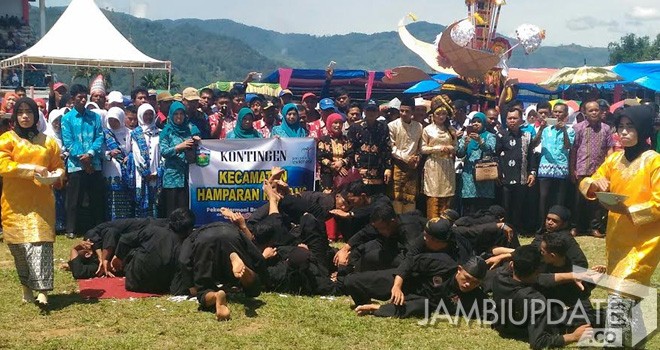 Warga yang menari dan mandi beling didepan walikota sungai penuh.