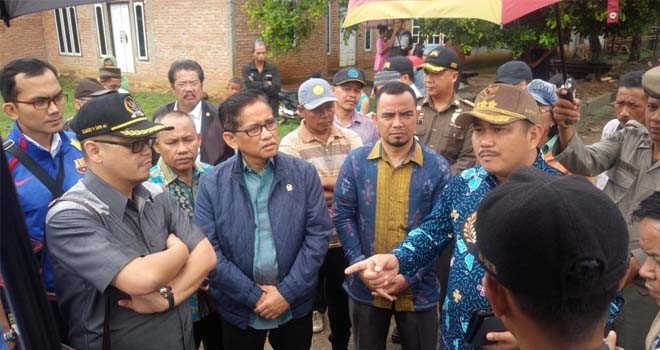 Anggota DPR RI, H Bakri saat mengunjungi Desa Lubuk Benteng Kabupaten Muara Bungo.