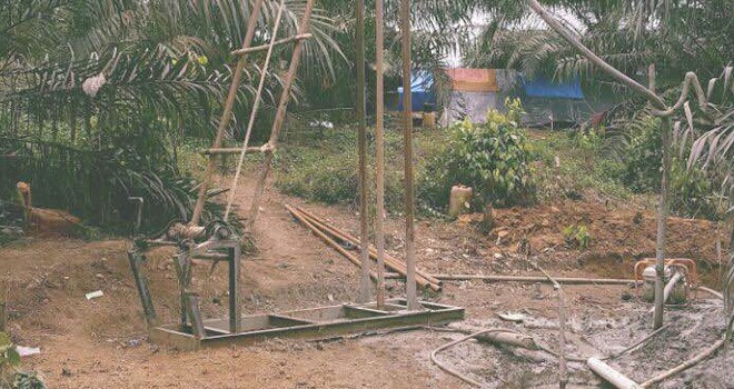 Sumur minyak ilegal.