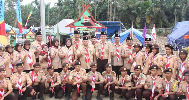 Bupati Tanjabbar bersama pihak LPPI dan peserta pramuka.