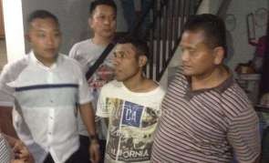 Jajaran Jatanras Direktorat Reserse Kriminal Umum Polda Metro Jaya saat menangkap Ismail Ibrahim (berkaus dengan tulisan California) di rumah anggota DPD RI Basri Salama di Jalan Attahiriyah, Pasar Minggu, Jakarta Selatan, Senin (8/11) malam. Foto: Subdit Jatanras Direktorat Reserse Kriminal Umum Polda Metro Jayaâ€Ž