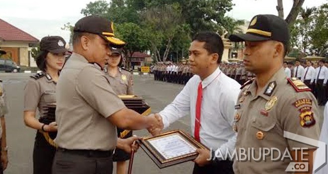 Kapolda Jambi, Brigjen Pol Yazid Fanani, memberikan reward kepada kepada 15 anggota Polda Jambi.