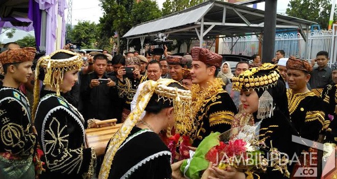 Zumi Zola bersama sang istri Sherrin Tharia disambut Tarian Sikapur Sirih.
