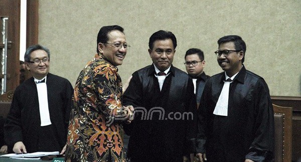 Mantan Ketua DPD Irman Gusman menjalani sidang perdana di Pengadilan Tipikor, Kemayoran, Jakarta, Selasa (8/11). Foto: Ricardo/JPNN.com