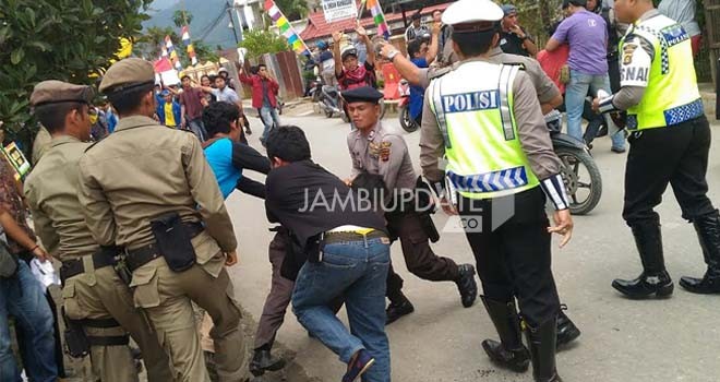 Unjuk rasa didepan kantor DPRD Kota Sungai Penuh berakhir ricuh.