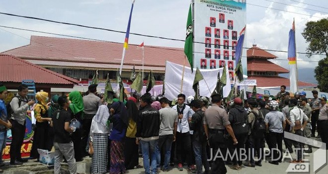 Aksi Demonstrasi puluhan mahasisws yang tergabung dalam organisasi HMI cabang Kerinci.