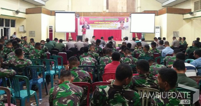 Pejabat utama Polda Jambi dan Korem 042/Gapu, menggelar nonton bareng Indonesia Lawyer Club (ILC).