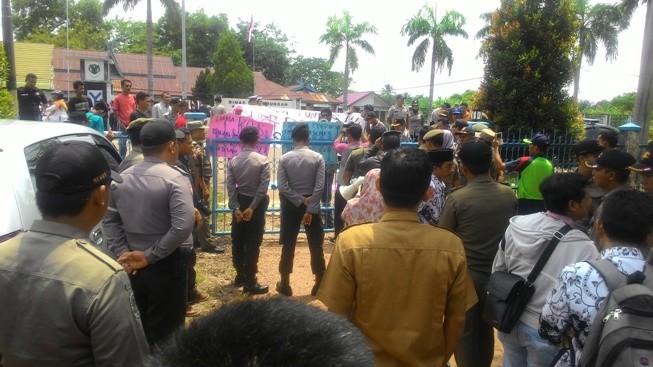 Aksi demontrasi di Dinas Pendidikan Batanghari Selasa lalu (8/11