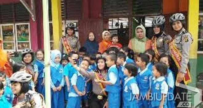 Polwan Polda Jambi Patroli Sepeda dan Kunjungi Anak TK.