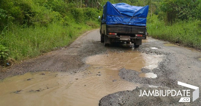Jalan Kerinci yang rusak berat.