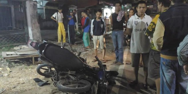 Warga yang tengah melihat motor usai di tabrak seeorang pengendara yang diduga tengah mabuk.