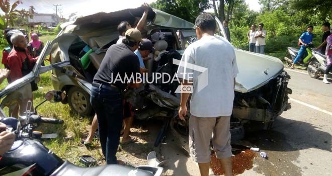 Tabrakan mobil truk vs avanza di Merangin.