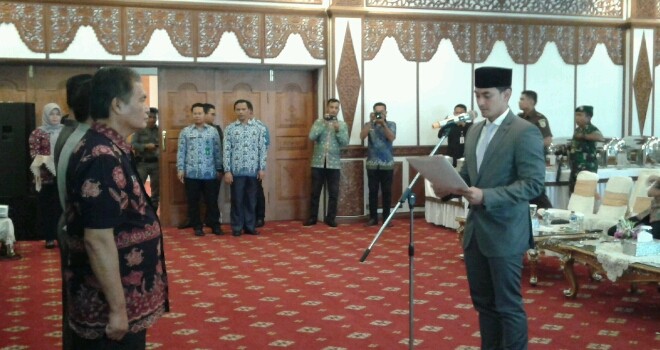 Gubernur Jambi, Zumi Zola saat melantik Satgas Sapu Bersih (Saber).