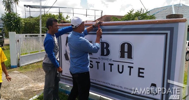 Spanduk HBA Institute.