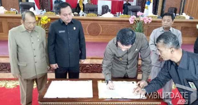 Gubernur Jambi Zumi Zola saat menandatangan nota kesepakatan (KUA) dan Prioritas dan Plafon Anggaran Smentara (PPAS) tahun anggaran 2017.
