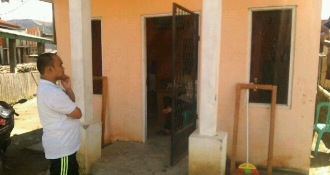 Terlihat kantor kades koto lanang telah rusak dan dibakar warga.