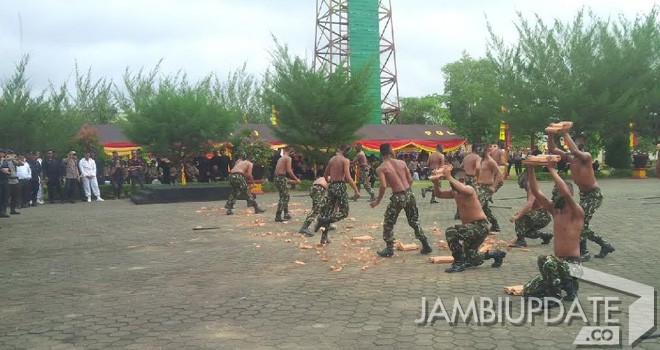 Pertunjukan aksi Anggota Brimobda Jambi.