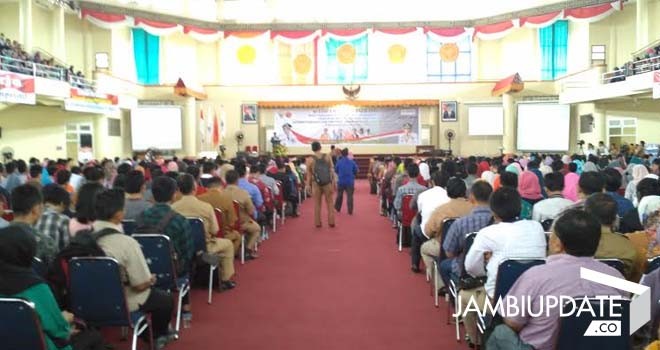 Ribuan Mahasiswa hadir mengikuti kuliah umum yang diberikan oleh Gubernur Jambi Zumi Zola, Senin (14/11).