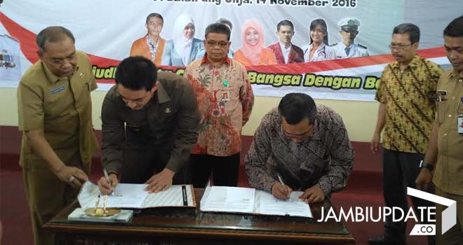 Gubernur Jambi, Zumi Zola saat menandatangani kerjasama dengan Kementerian Keuangan Republik Indonesia melalui Lembaga Pengelola Dana pendidikan (LPDP).