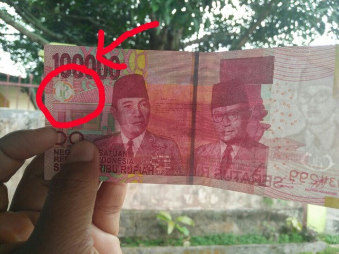 Jika Diterawang maka lambang akan menunjukan lambag Bank Indonesia. Foto: Yani Tayib