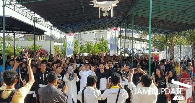 Ivan Wirata (IW) saat foto bersama pemuda pemudi Muaro Jambi di kediamannya.