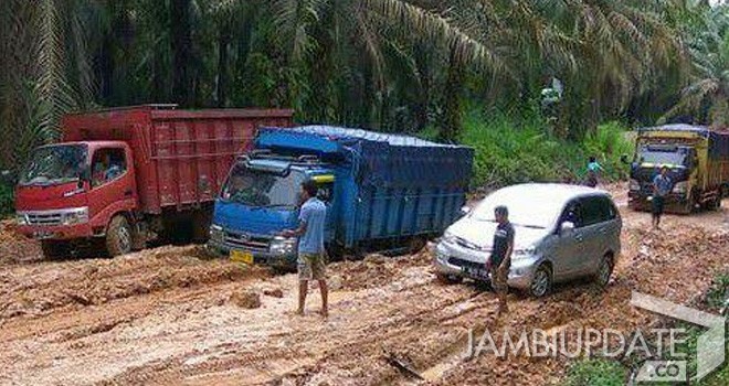 Kondisi Jalan Sungai Bahar yang Rusak Parah.
