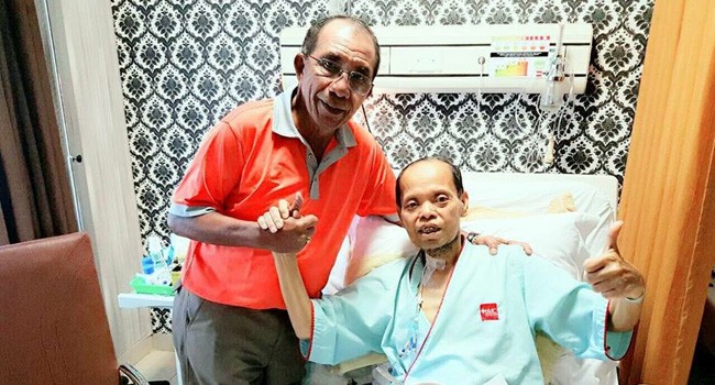 Politikus Demokrat, Sutan Bhatoegana saat dijenguk Max Sopachua. / <i> IST </i>