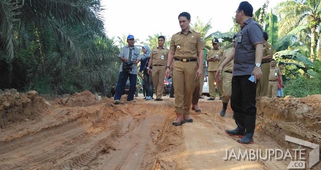 Gubernur Jambi Zumi Zola saat meninjau jalan akses ke Sungai Bahar.